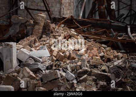 Décharge de pierre sur les ruines d'une maison privée. Une pile de débris de construction et de pierres. Reste de briques dans un seau. Banque D'Images