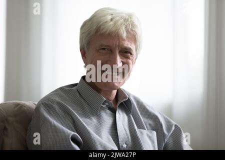 Joyeux et confiant, beau et mûr homme de bonnier regardant l'appareil photo Banque D'Images