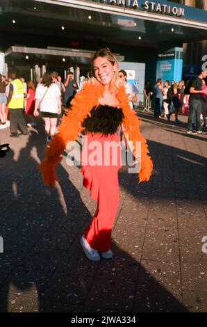 New York, NY, États-Unis. 14th août 2022. Les fans de Harry Styles s'habillés pour le spectacle Love On Tour à New York. (Credit image: © John Marshall Mantel/ZUMA Press Wire) Banque D'Images