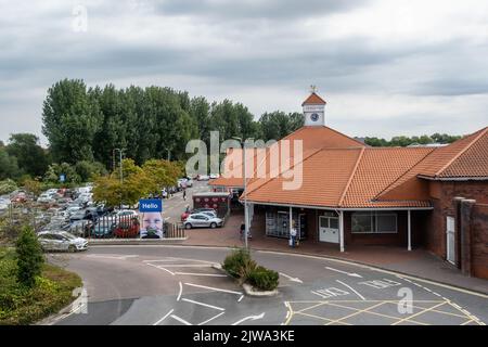 Tesco Extra supermarché et parking à Trowbridge, Wiltshire, Angleterre, Royaume-Uni Banque D'Images