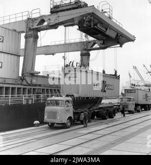 Image du transbordement de conteneurs de la compagnie maritime Sea-Land sur les terminaux à conteneurs européens (E.C.T.) dans l'Eemhaven à Rotterdam. Banque D'Images