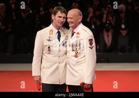 Venise, Italie. 03rd septembre 2022. Mario Falak (l) et Charles Eismayer assistent au tapis rouge 'Eismayer' au Festival international du film de Venise 79th. Credit: Stefanie Rex/dpa/Alay Live News Banque D'Images