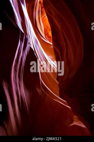 Les parois usées par l'eau des grottes apparaissent sous forme de rubans dans les photographies de voyage du canyon d'Antelope Banque D'Images