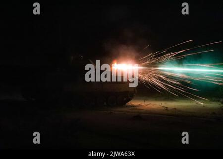 Les soldats américains affectés au 5th Escadron, 4th Cavalry Regiment, 2nd Armored Brigade combat Team, 1st Infantry Division conduisent un entraînement de tir en direct dans un véhicule de combat d'infanterie Bradley M2 lors de la rotation d'action décisive 22-09 au Centre national d'entraînement, fort Irwin, en Californie, le 16 août 2022. (É.-U. Photo de l'armée par le Sgt. Hunter Xue, Groupe des opérations, Centre national de formation) Banque D'Images