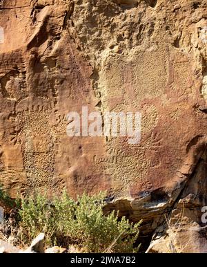 L'art rupestre des pétroglyphes dans le site archéologique de Legend Rock State, Wyoming - plusieurs formes anthropomorphes sculptées et en toto sont visibles Banque D'Images