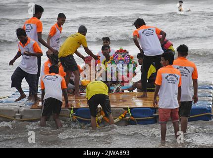 Mumbai, Inde. 04th septembre 2022. Les dévotés portent l'idole du dieu hindou à tête d'éléphant Ganesh pour une immersion sur un radeau de fortune à la plage de Juhu à Mumbai. Ganapati immersion est un festival de dix jours qui s'est terminé le 9th septembre 2022. Crédit : SOPA Images Limited/Alamy Live News Banque D'Images