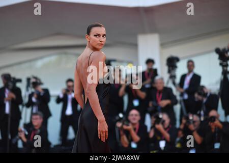 Venise, Italie. 04th septembre 2022. Irina Shayk assiste au tapis rouge 'l'Immensità' au Festival international du film de Venise 79th sur 04 septembre 2022 à Venise, en Italie. Credit: SIPA USA/Alay Live News Banque D'Images