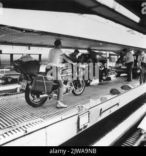 Image de l'installation de quelques motos sur un train de couchage de voiture. Banque D'Images