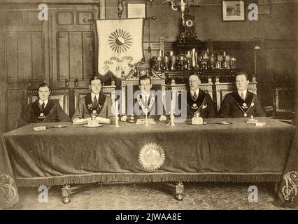 Image de la locomotive électrique n° 1113 (série 1100) de la N.S. Avec des voitures d'intational le long de la plate-forme de la station N.S. Amsterdam et al. À Amsterdam. Banque D'Images