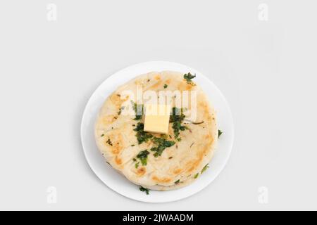 Le Masala Kulcha ou Kulche est un pain plat légèrement levé fait de pâte à pétrir de levure Maida mélangée avec du lait et du beurre avec du Coria vert frais Banque D'Images