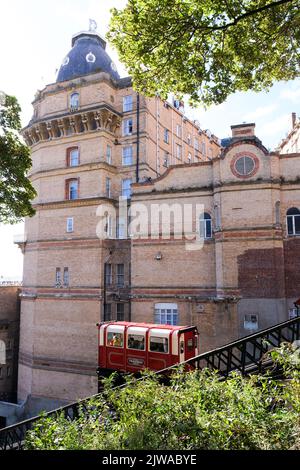 Scarborough, Yorkshire du Nord, Royaume-Uni, 1 septembre 2022 le funiculaire de la falaise victorienne qui longe le Grand Hôtel, Scarborough Banque D'Images