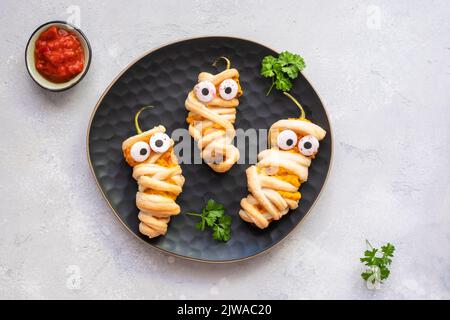 Les poivrons farcis ressemblent à des momies pour Halloween Banque D'Images