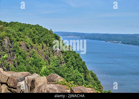 New Jersey, New York, NJ, NY, State Line guettez les falaises de Palisade et le fleuve Hudson. En été. Banque D'Images