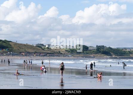 Scarborough, Yorkshire du Nord, Royaume-Uni, 1 septembre 2022 Une vue d'été sur la baie sud de Scarborough avec des vacanciers appréciant la plage et la mer. Banque D'Images