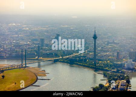 Vue aérienne, Parlement de l'État de Rhénanie-du-Nord-Westphalie dans le brouillard, tour du Rhin, pont du genou du Rhin, port, Düsseldorf, Rhénanie-du-Nord-Westphalie, GE Banque D'Images