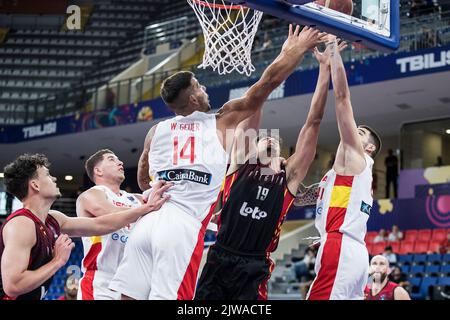 Ismael Bako de Belgique, Juancho Hernangomez d'Espagne, Willy Hernangomze d'Espagne photographié pendant le match entre l'Espagne et les Lions belges, match trois des cinq dans le groupe A à l'Eurobasket 2022, dimanche 04 septembre 2022, au Palais des sports de Tbilissi, à Tbilissi, Géorgie. Le championnat européen de basket-ball a lieu de 1 septembre à 18 septembre. BELGA PHOTO NIKOLA KRSTIC Banque D'Images