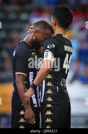 Marco Ilaimaharitra de Charleroi et Ryota Morioka de Charleroi photographiés lors d'un match de football entre Sporting Charleroi et KAA Gent, dimanche 04 septembre 2022 à Charleroi, le 7 jour de la première division du championnat belge de la « Jupiler Pro League » 2022-2023. BELGA PHOTO VIRGINIE LEFOUR Banque D'Images