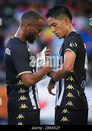 Marco Ilaimaharitra de Charleroi et Ryota Morioka de Charleroi photographiés lors d'un match de football entre Sporting Charleroi et KAA Gent, dimanche 04 septembre 2022 à Charleroi, le 7 jour de la première division du championnat belge de la « Jupiler Pro League » 2022-2023. BELGA PHOTO VIRGINIE LEFOUR Banque D'Images