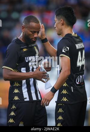 Marco Ilaimaharitra de Charleroi et Ryota Morioka de Charleroi photographiés lors d'un match de football entre Sporting Charleroi et KAA Gent, dimanche 04 septembre 2022 à Charleroi, le 7 jour de la première division du championnat belge de la « Jupiler Pro League » 2022-2023. BELGA PHOTO VIRGINIE LEFOUR Banque D'Images