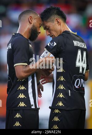 Marco Ilaimaharitra de Charleroi et Ryota Morioka de Charleroi photographiés lors d'un match de football entre Sporting Charleroi et KAA Gent, dimanche 04 septembre 2022 à Charleroi, le 7 jour de la première division du championnat belge de la « Jupiler Pro League » 2022-2023. BELGA PHOTO VIRGINIE LEFOUR Banque D'Images