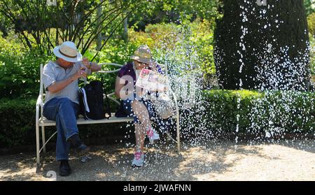 LES VISITEURS DE L'ABBAYE DE MOTTISFONT PRÈS DE ROMSEY HANTS, SE DÉTENDRE PRÈS DU JARDIN FORTIFIÉ FOATNININ. PHOTO MIKE WALKER, 2013 PHOTOS DE MIKE WALKER Banque D'Images