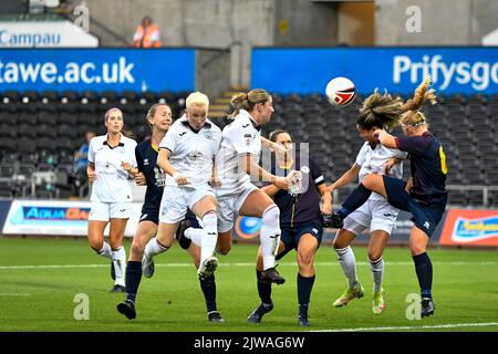 Swansea, pays de Galles. 4 septembre 2022. L'action de goalmouth lors du match du Genero Adran Premier entre Swansea City Dames et Cardiff met Women au Swansea.com Stadium de Swansea, au pays de Galles, au Royaume-Uni, le 4 septembre 2022. Crédit : Duncan Thomas/Majestic Media. Credit: Majestic Media Ltd/Alay Live News Banque D'Images