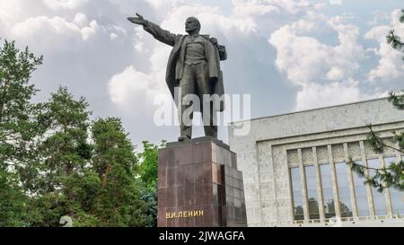 Bichkek, Kirghizistan - Mai 2022 : statue de Vladimir Lénine dans la ville de Bichkek. Vladimir Lénine était un homme politique révolutionnaire et penseur politique de Russi Banque D'Images