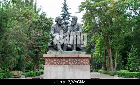 Bichkek, Kirghizistan - Mai 2022 : monument de l'ère soviétique, statues de Karl Marx et Friedrich Engels Banque D'Images