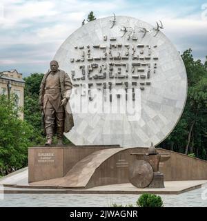 Bichkek, Kirghizistan - Mai 2022 : monument de Bichkek Baatyr. Bichkek Kenen Uulu, Bichkek Baatyr est une personne historique qui a dirigé la libération nationale Banque D'Images