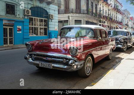 Une voiture Chevrolet classique des années 1950 garée dans une rue du centre-ville de la Havane, Cuba. Banque D'Images