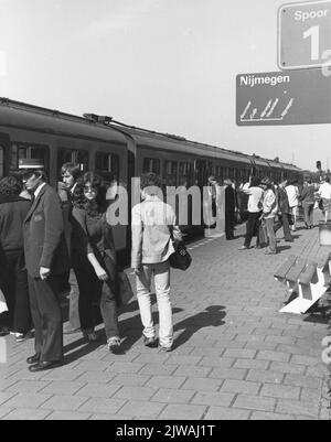 Image de l'entrée et de la sortie des voyageurs en train sur la plate-forme de la gare de N.S. Boxmeer à Boxmeer, avec un train Diesel-Electric placé le long de la plate-forme le 3 (plan u) de la N.S. Banque D'Images