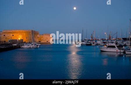 Héraklion, île de Crète, Grèce. 29 décembre 2020. Photographie nocturne de l'ancien port vénitien d'Héraklion. Vue sur la marina et les voiliers. Vue Banque D'Images