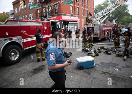 Jersey, États-Unis. 04th septembre 2022. Les pompiers passent l'eau. Trois incendies d'alarme ont éclaté au 664 Bergen Avenue à Jersey City. La cause de l'incendie est inconnue. Crédit : SOPA Images Limited/Alamy Live News Banque D'Images