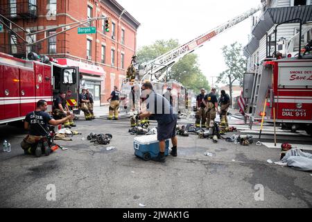 Jersey, États-Unis. 04th septembre 2022. Les pompiers passent l'eau. Trois incendies d'alarme ont éclaté au 664 Bergen Avenue à Jersey City. La cause de l'incendie est inconnue. Crédit : SOPA Images Limited/Alamy Live News Banque D'Images