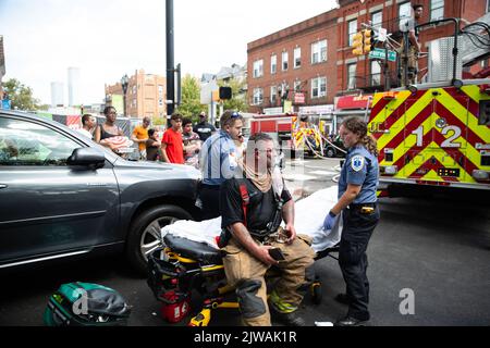 Jersey, États-Unis. 04th septembre 2022. Pompier vu avec un masque d'oxygène. Trois incendies d'alarme ont éclaté au 664 Bergen Avenue à Jersey City. La cause de l'incendie est inconnue. Crédit : SOPA Images Limited/Alamy Live News Banque D'Images