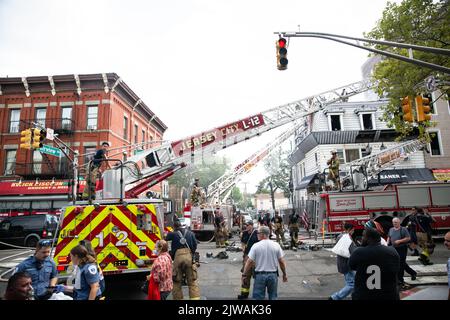 Jersey, États-Unis. 04th septembre 2022. Les pompiers se préparent à éteindre un incendie. Trois incendies d'alarme ont éclaté au 664 Bergen Avenue à Jersey City. La cause de l'incendie est inconnue. Crédit : SOPA Images Limited/Alamy Live News Banque D'Images