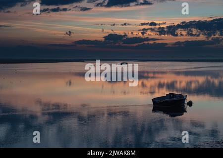 Saint Valery sur somme, entrée du port, levier de soleil, feu de port, mouettes Banque D'Images