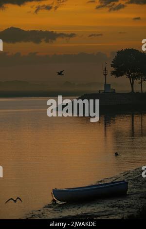 Saint Valery sur somme, entrée du port, levier de soleil, feu de port, mouettes Banque D'Images