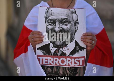 GDANSK, POLOGNE. 04 septembre 2022. Un activiste détient une affiche avec une image du président de la Biélorussie, Alexandre Loukachenko et l'inscription «terroriste». Les membres de la diaspora biélorusse locale soutenus par les Ukrainiens vivant à Tri-City poursuivent leur manifestation hebdomadaire dans le centre de Gdansk, crédit: ASWphoto/Alay Live News Banque D'Images