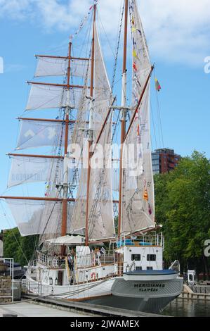 KLAIPEDA, LITUANIE - 09 août 2022 Voilier Meridianas ancien navire de formation, actuellement un restaurant sur le remblai de la rivière Dane Banque D'Images