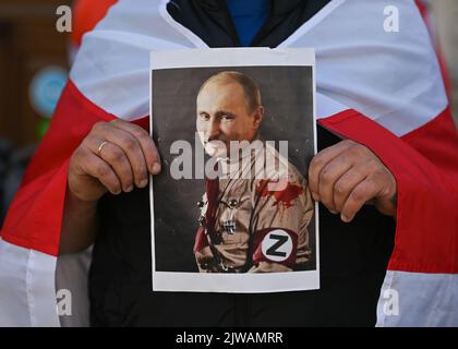 GDANSK, POLOGNE. 04 septembre 2022. Un activiste détient une affiche avec une image du président russe, Vladimir Poutine. Les membres de la diaspora biélorusse locale soutenus par les Ukrainiens vivant à Tri-City poursuivent leur manifestation hebdomadaire dans le centre de Gdansk, crédit: ASWphoto/Alay Live News Banque D'Images