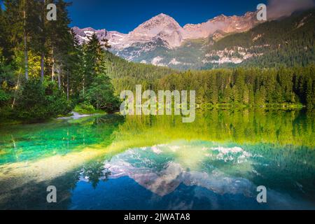 Symétrie de réflexion du lac Tovel dans le Trentin-Haut-Adige, Dolomites, Italie Banque D'Images