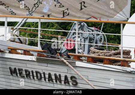 KLAIPEDA, LITUANIE - 09 août 2022 Voilier Meridianas ancien navire de formation, actuellement un restaurant sur le remblai de la rivière Dane Banque D'Images