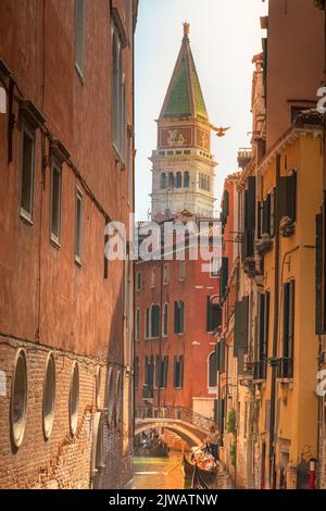 Paisible canal scénaraire dans la romantique Venise au printemps, Italie Banque D'Images