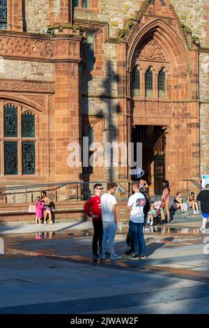 Londonderry, Royaume-Uni, août 2022. Un jeune péopel en face du Guildhall dans la ville de Derry Banque D'Images