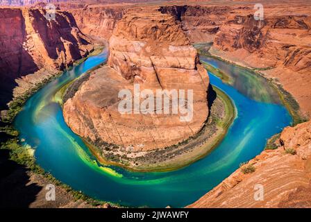 Horseshoe Bend au-dessus du fleuve Colorado émeraude au coucher du soleil, page, Arizona, États-Unis Banque D'Images