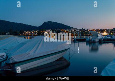 Sarnico, Italie, 19 juillet 2022 : coucher de soleil sur Sarnico, une des villes les plus importantes du lac Iseo Banque D'Images