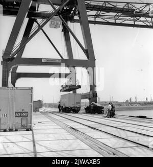 Image du transbordement de conteneurs de la compagnie maritime Sea-Land sur les terminaux à conteneurs européens (E.C.T.) dans l'Eemhaven à Rotterdam. Banque D'Images