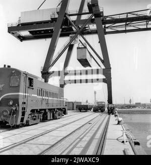 Image du transbordement de conteneurs de la mer de Rederij dans l'Eemhaven à Rotterdam, avec la locomotive diesel-élémétrique n° 2272 (série 2200/2300) à gauche de la N.S. Banque D'Images