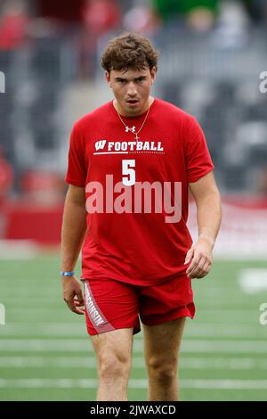 Madison, WI, États-Unis. 3rd septembre 2022. Le quarterback des Wisconsin Badgers Graham Mertz (5) s'échauffe pendant le match de football de la NCAA entre les Illinois State Redbirds et les Wisconsin Badgers au Camp Randall Stadium à Madison, WISCONSIN. Darren Lee/CSM/Alamy Live News Banque D'Images